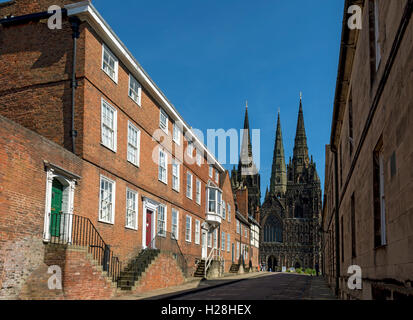 La Cattedrale dalla cattedrale vicino, Lichfield, Staffordshire, England, Regno Unito Foto Stock