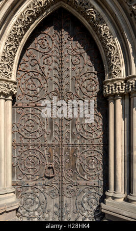 La porta meridionale del fronte ovest di Lichfield Cathedral, Lichfield, Staffordshire, England, Regno Unito Foto Stock