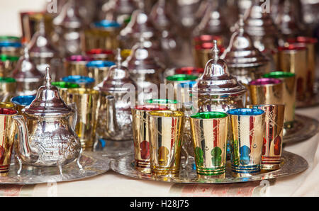 Tè marocchino set. Bicchieri di colori, metallo teiere e placcati argento vassoi Foto Stock