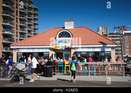 Un cafè sul lungomare di Long Beach, New York Foto Stock