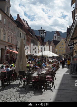 Füssen, Germania - 04 Aprile 2016: estate scena di strada nella zona pedonale con outdoor cafe e passeggiando vacanziere Foto Stock