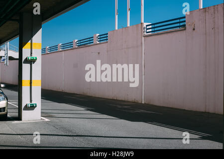 Barriera per un parcheggio sotterraneo con auto parcheggiate Foto stock -  Alamy