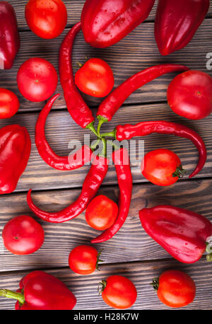 Il set di rosso le verdure sul tavolo di legno Foto Stock