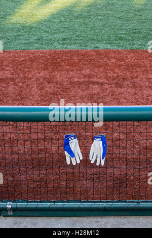 Il baseball di colpire i guanti appeso in un recinto vicino una piroga a MCU park di Coney Island Brooklyn, NY al World Baseball Classic Foto Stock