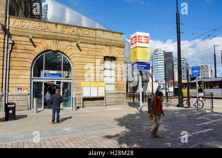 Metro Tram linee che entrano la stazione di Victoria a Manchester in Inghilterra. Foto Stock