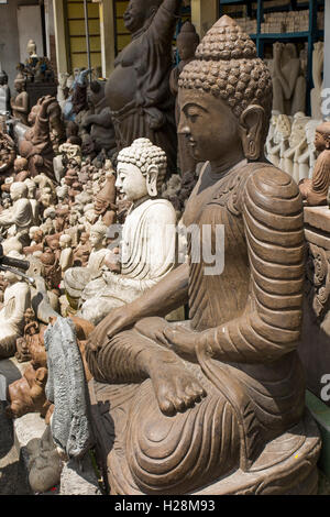 Indonesia Bali Ubud, Peliatan, Jl. Raya Andong, grandi figure di Buddha in craft shop Foto Stock