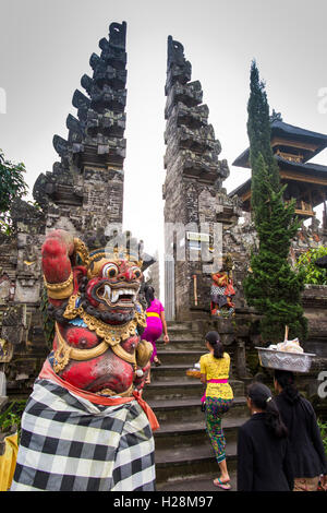 Indonesia, Bali, Batur, Pura Ulun Danu Batur, tempio adoratori di ingresso con offerte di Kuningan Foto Stock