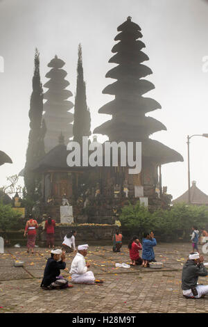 Indonesia, Bali, Batur, Pura Ulun Danu Batur, festival Kuningan adoratori di pregare in mattina presto cloud bassa Foto Stock