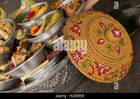 Indonesia, Bali, Batur, Pura Ulun Danu Batur, Kuningan festival offerte in recipiente di metallo Foto Stock