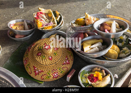 Indonesia, Bali, Batur, Pura Ulun Danu Batur, Kuningan festival offerte in ciotole di metallo Foto Stock