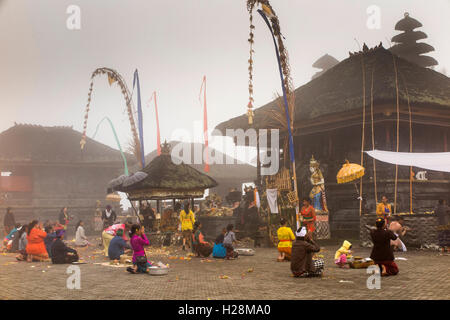 Indonesia, Bali, Batur, Pura Ulun Danu Batur, festival Kuningan adoratori di pregare in mattina presto cloud bassa Foto Stock