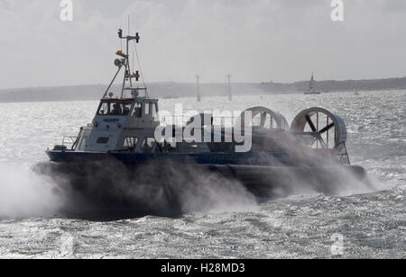 Hovercraft arrivando al suo punto di sbarco, Southsea Beach, Southsea, Hampshire, Inghilterra, Regno Unito. Foto Stock