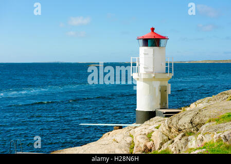 Mollosund, Svezia - 9 Settembre 2016: ambientale documentario del piccolo faro con scie sul mare dopo una barca ha Foto Stock