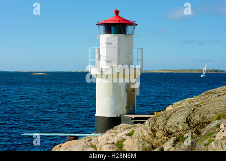 Mollosund, Svezia - 9 Settembre 2016: ambientale documentario del faro con barca a vela che arrivano. Foto Stock