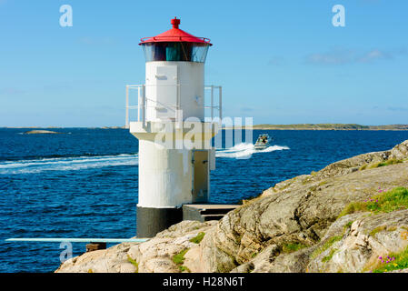 Mollosund, Svezia - 9 Settembre 2016: ambientale documentario del faro con il motoscafo di partire per un viaggio nell'archipel Foto Stock