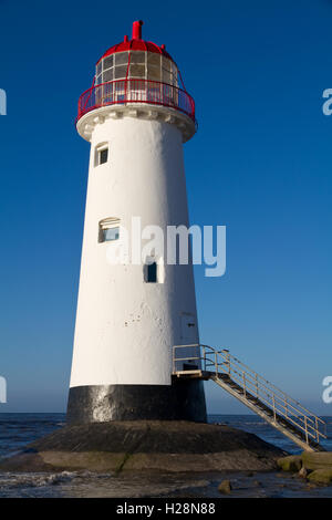 Punto di Ayr faro, Wales UK con una marea al tramonto Foto Stock