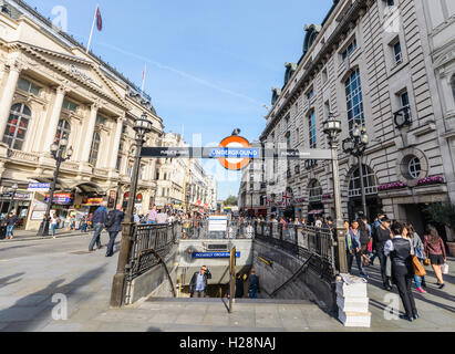 La metropolitana stazione della metropolitana segno a Piccadilly Circus Station di Londra, Regno Unito. Ampio angolo di ripresa. Foto Stock