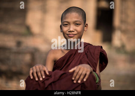 Ritratto di un giovane debuttante monaco buddista, Mingun Pagoda Mingun, Myanmar. Foto Stock