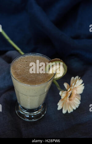 I frullati realizzato da kiwi, le banane e il succo di arancia Foto Stock