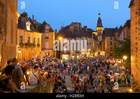 La place de la Liberte nella città vecchia di Sarlat Dordogne, Francia Foto Stock