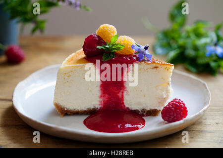 La vaniglia cheesecake con concentrato di lamponi Foto Stock