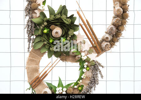 Autunno floreali art. Cerchiare baccelli di semi e fogliame a Harrogate autunno flower show. Harrogate North Yorkshire, Inghilterra Foto Stock