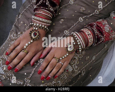 Asian wedding mani e articoli di gioielleria, henna e oro Foto Stock