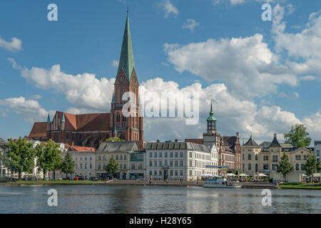 Cattedrale di Schwerin e Pfaffenteich, Schwerin, Meclenburgo-Pomerania Occidentale, Germania Foto Stock