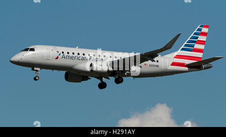 American Eagle Airlines Embraer 175 N205NN aereo regionale operati da compagnie aeree bussola Foto Stock