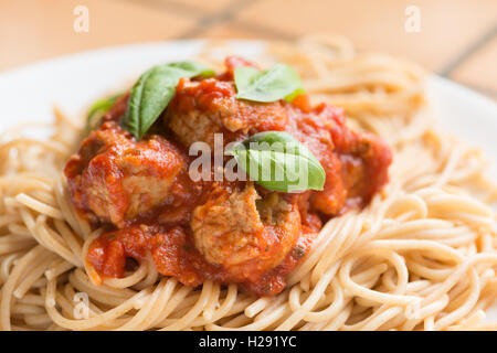 Una sana fonte di proteine della carne vegetariano sfere Quorn bocconcini in salsa di pomodoro con foglie di basilico e spaghetti Foto Stock