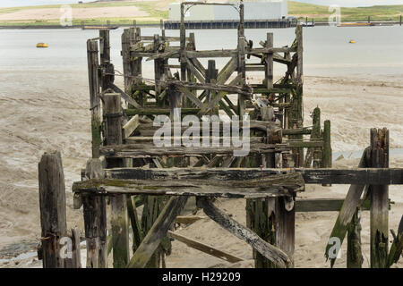 A decadimento abbandonati sgangherate molo vecchio segno di diminuita commercio fluviale dock a Erith fiume Tamigi opere olio nuvoloso giorno grigio Foto Stock