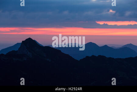 Sunrise, Hohe Kiste, Heimgarten, Herzogstand, vista da Weilheimer Cottage, estere montagne, Garmisch-Partenkirchen District Foto Stock