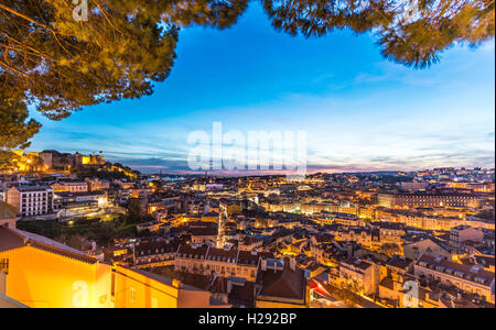 Vista panoramica su Lisbona, São Jorge Castello al tramonto, Graça Viewpoint, Lisbona, Portogallo Foto Stock