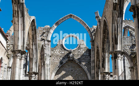 Distrutta chiesa, rovine della Igreja do Carmo, Convento da Ordem do Carmo, Chiado, Lisbona, Portogallo Foto Stock