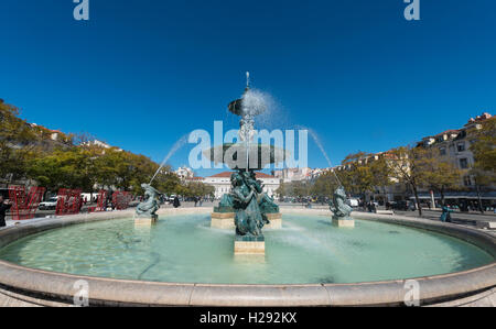 Fontana, bronzo fontana nella piazza Rossio, Lisbona, Portogallo Foto Stock