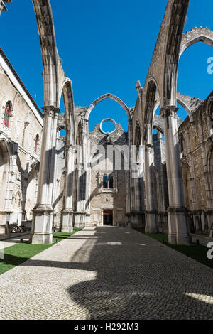 Distrutta chiesa, rovine della Igreja do Carmo, Convento da Ordem do Carmo, Chiado, Lisbona, Portogallo Foto Stock