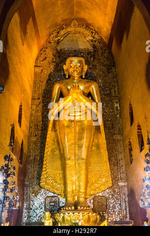 Gigante Buddha d'oro ad Ananda Pahto tempio, Bagan, Myanmar Foto Stock