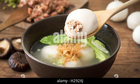 Carne cinese gnocco a sfera con zuppa Foto Stock