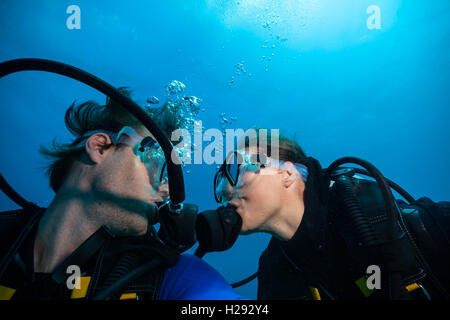 Paio di subacquei kissing ogni altra underwater Foto Stock