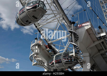 Il London Eye o Millenium ruota sulla riva sud del fiume Tamigi a Londra England Regno Unito vista dal fiume. Foto Stock