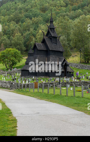 Norvegia, Laerdal. Borgund doga Chiesa aka Laerdal Borgund Stavkirke. Costruito senza chiodi o metallo in 1150. Foto Stock