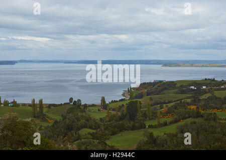 Acquacoltura sulla piccola isola di Quinchao nell arcipelago di Chiloe in Cile. Foto Stock