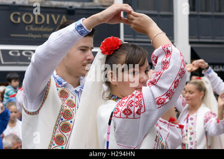 Concerto di rumeno gruppo folcloristico vicino a Manneken Pis nel giorno di Folklorissimo 2016 Festa Folcloristica e week-end senza auto in Foto Stock