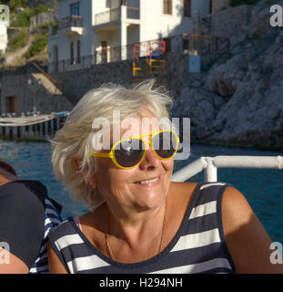 Close-up di testa e spalle ritratto di Nizza senior sorridente donna bionda in estate nel pomeriggio la luce del sole. Foto Stock