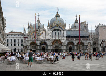 Turisti in piazza San Marco di fronte alla Basilica di San Marco di Venezia in Italia. Foto Stock