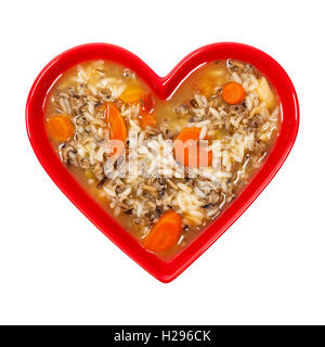 Zuppa di riso selvatica vegetariana in ciotola a forma di cuore isolato Foto Stock