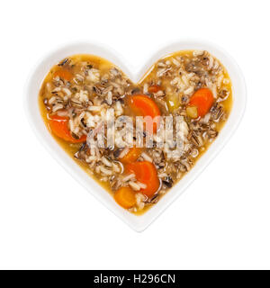 Zuppa di riso selvatica vegetariana in ciotola a forma di cuore isolato Foto Stock