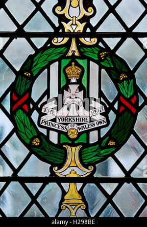 Regimental vetrate, la chiesa di San James, Aston, Oxfordshire, England, Regno Unito Foto Stock