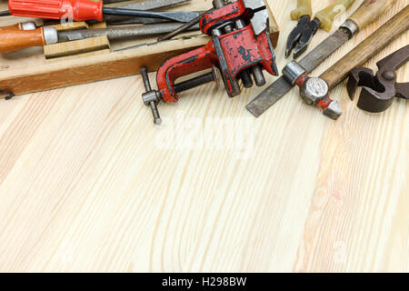 Set di vecchi utensili per la casa di ristrutturazione e costruzione sul tavolo di legno sfondo Foto Stock