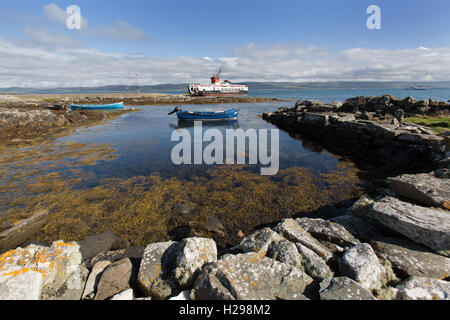 L'isola di Gigha, Scozia. Vista pittoresca del traghetto CalMac MV Loch Ranza Ormeggiata al pontile Ardminish sull'isola di Gigha. Foto Stock